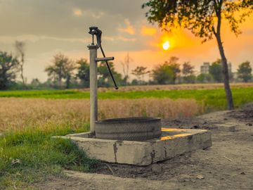Hand and motorised well pumps