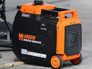 Dual-fuel inverter generators